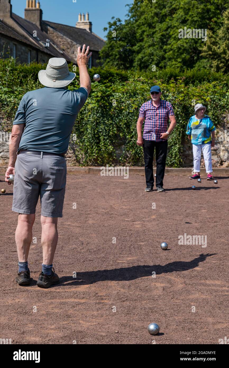 Senioren, ältere Menschen oder Rentner, die im Sommer bei Sonnenschein Petanque oder Boule spielen, Haddington, East Lothian, Schottland, Großbritannien Stockfoto