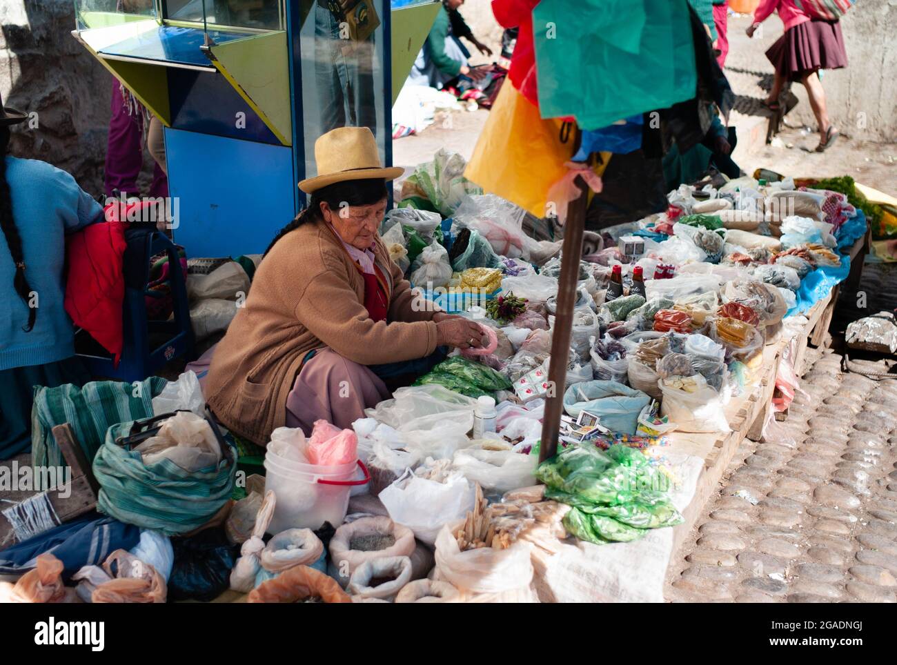 Pisac, Peru - Juli 29 2010: Ältere Einheimische, die Gewürze auf dem Freiluftmarkt verkaufen. Stockfoto
