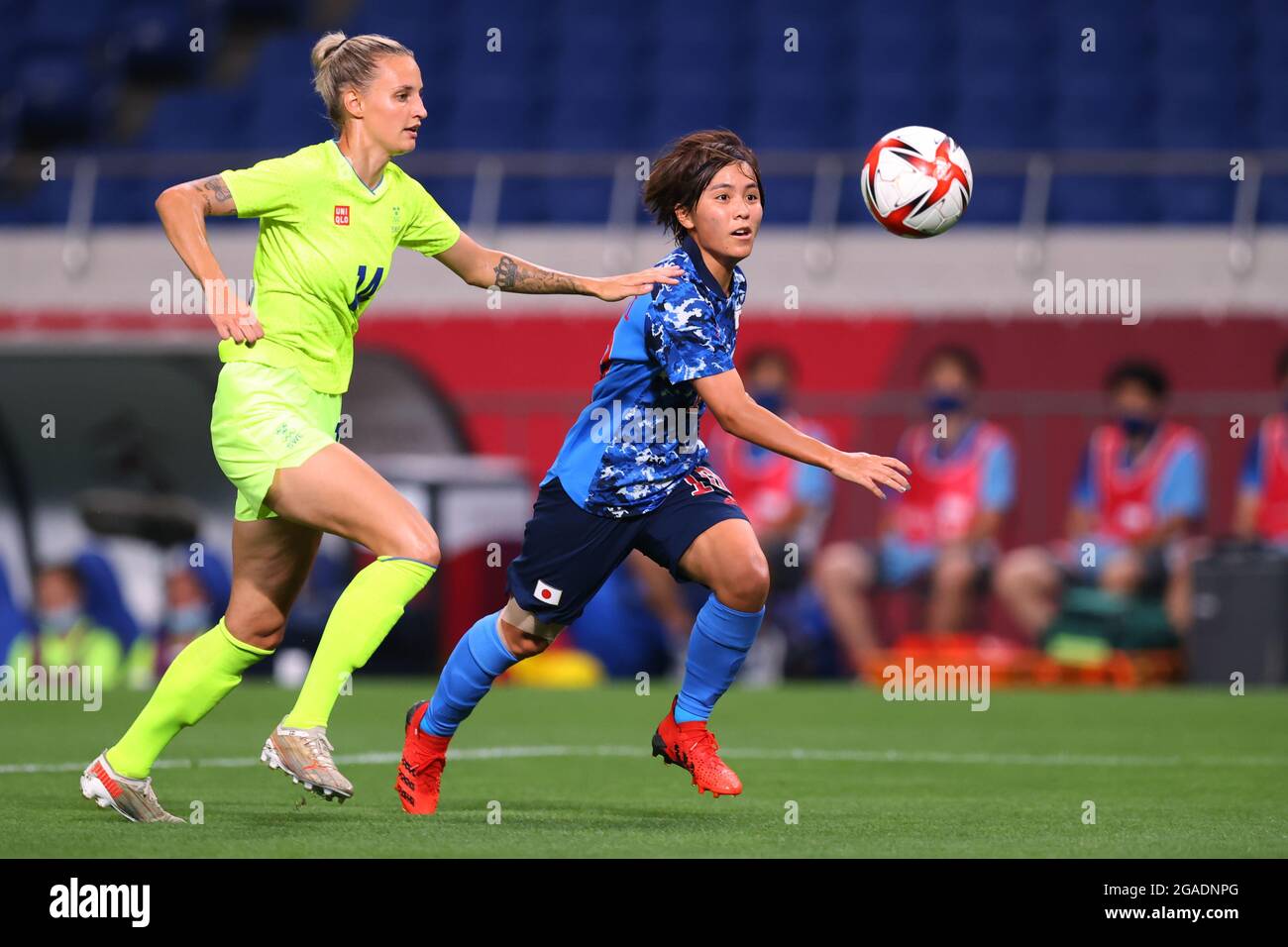 Saitama, Japan. Juli 2021. (L bis R) Nathalie Bjorn (SWE), Mana Iwabuchi (JPN) Fußball/Fußball: Viertelfinalspiel der Frauen zwischen Schweden 3-1 Japan während der Olympischen Spiele in Tokio 2020 im Saitama-Stadion in Saitama, Japan . Quelle: Naoki Morita/AFLO SPORT/Alamy Live News Stockfoto