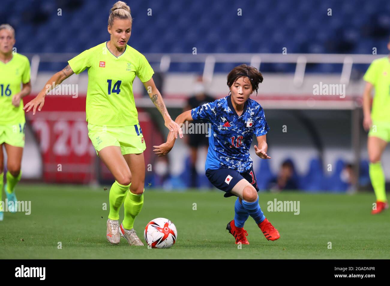 Saitama, Japan. Juli 2021. (L bis R) Nathalie Bjorn (SWE), Mana Iwabuchi (JPN) Fußball/Fußball: Viertelfinalspiel der Frauen zwischen Schweden 3-1 Japan während der Olympischen Spiele in Tokio 2020 im Saitama-Stadion in Saitama, Japan . Quelle: Naoki Morita/AFLO SPORT/Alamy Live News Stockfoto