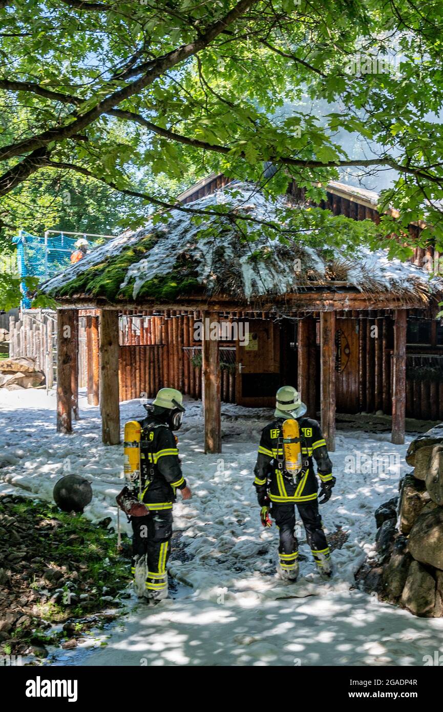 Straubing, Deutschland. Juli 2021. Feuerwehrleute löschen das Feuer in einem Gebäude auf dem Gelände des Zoos. Tiere und Menschen seien nicht in Gefahr, sagte die Feuerwehr. Es gab jedoch eine starke Entwicklung von Rauch. Quelle: Armin Weigel/dpa/Alamy Live News Stockfoto