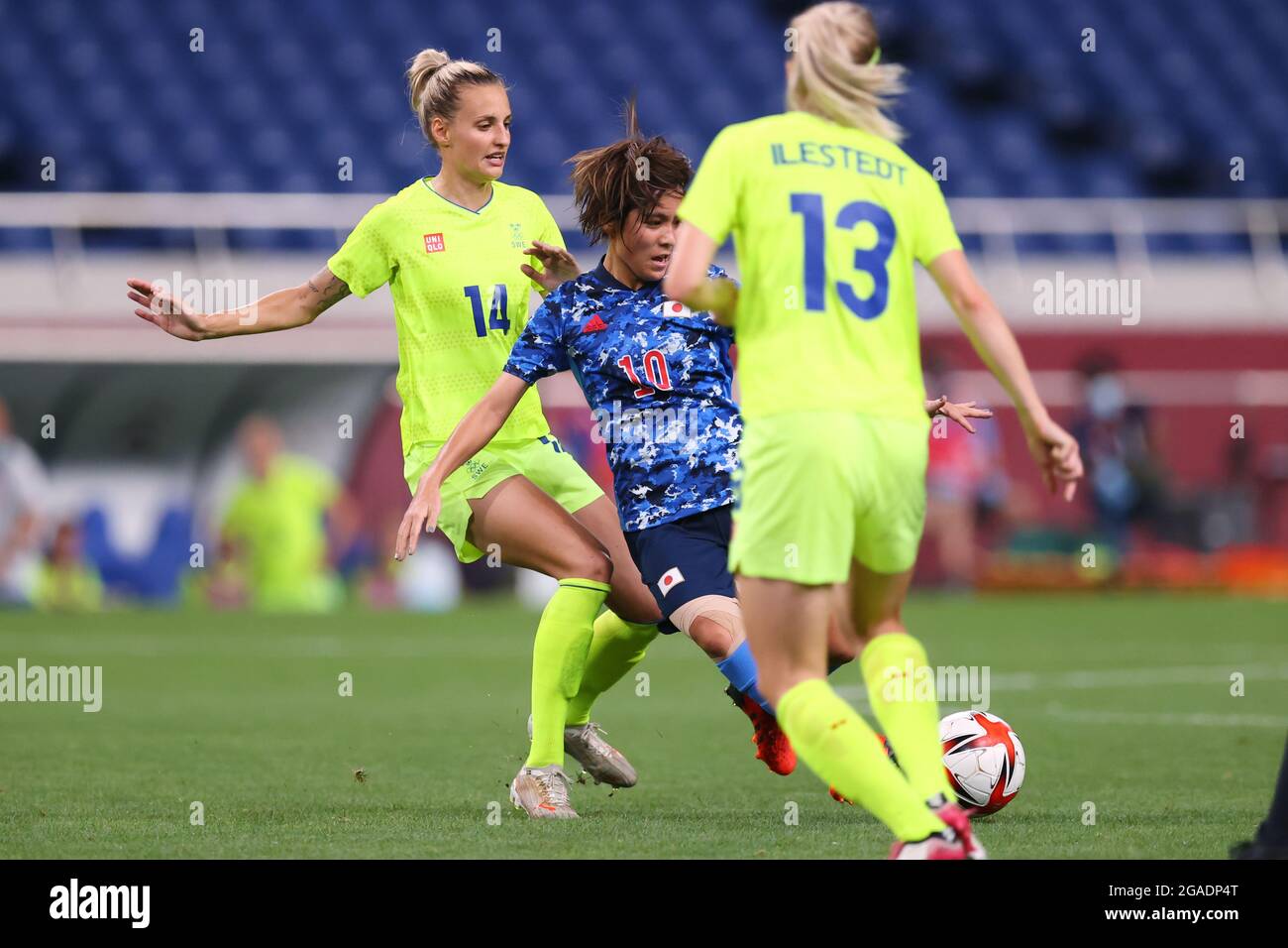 Saitama, Japan. Juli 2021. (L bis R) Nathalie Bjorn (SWE), Mana Iwabuchi (JPN) Fußball/Fußball: Viertelfinalspiel der Frauen zwischen Schweden 3-1 Japan während der Olympischen Spiele in Tokio 2020 im Saitama-Stadion in Saitama, Japan . Quelle: Naoki Morita/AFLO SPORT/Alamy Live News Stockfoto