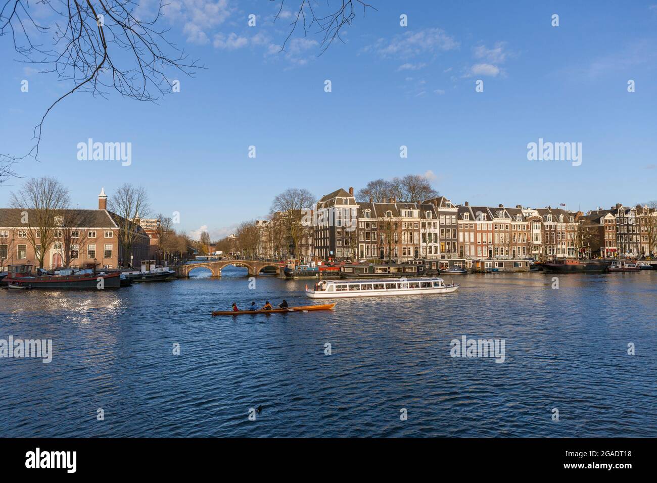 Ruderboottraining, Amstel, gegenüber Dirk van Nimwegenbrug (Brug 241), Amsterdam, Niederlande Stockfoto