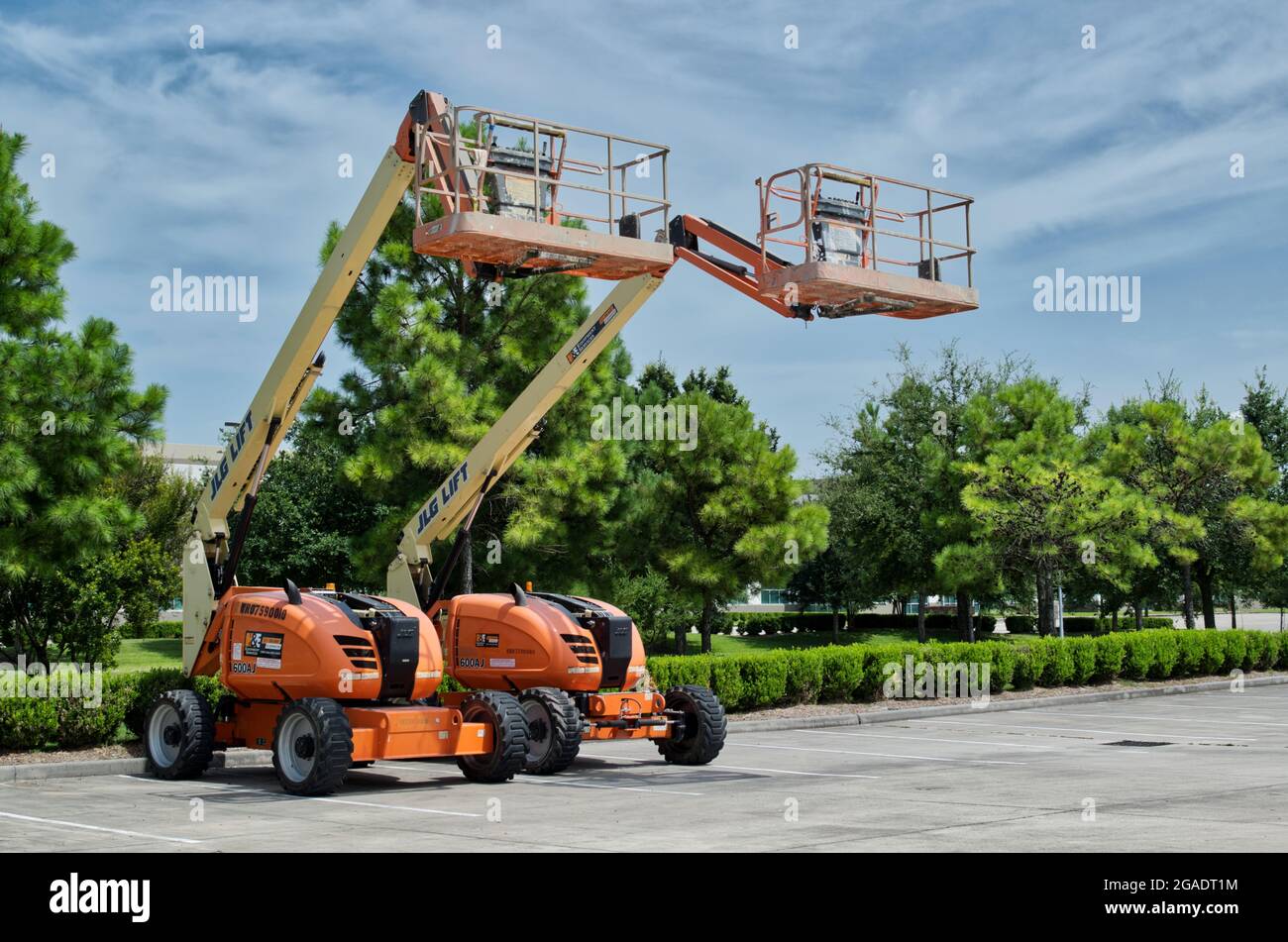 Houston, Texas USA 07-25-2021: Zwei industriell hydraulische 600 AJ Skyjacks parkten zusammen auf einem Parkplatz mit Auslegerliften, die in Houston, TX, angehoben wurden. Stockfoto