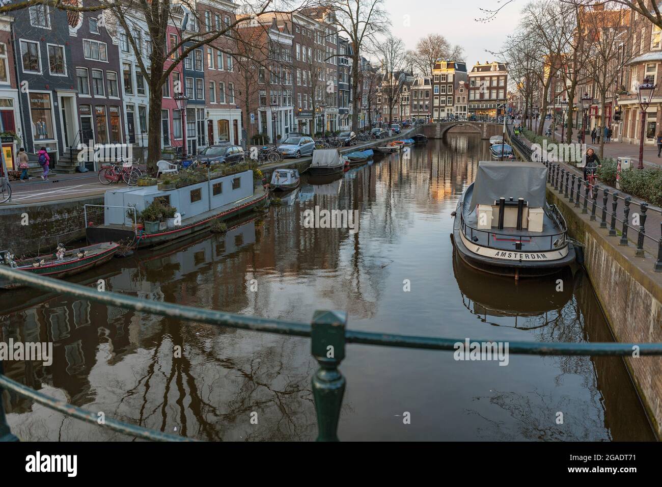 Spiegelgracht, von der Lijnbaansgracht aus gesehen, Amsterdam, Niederlande Stockfoto