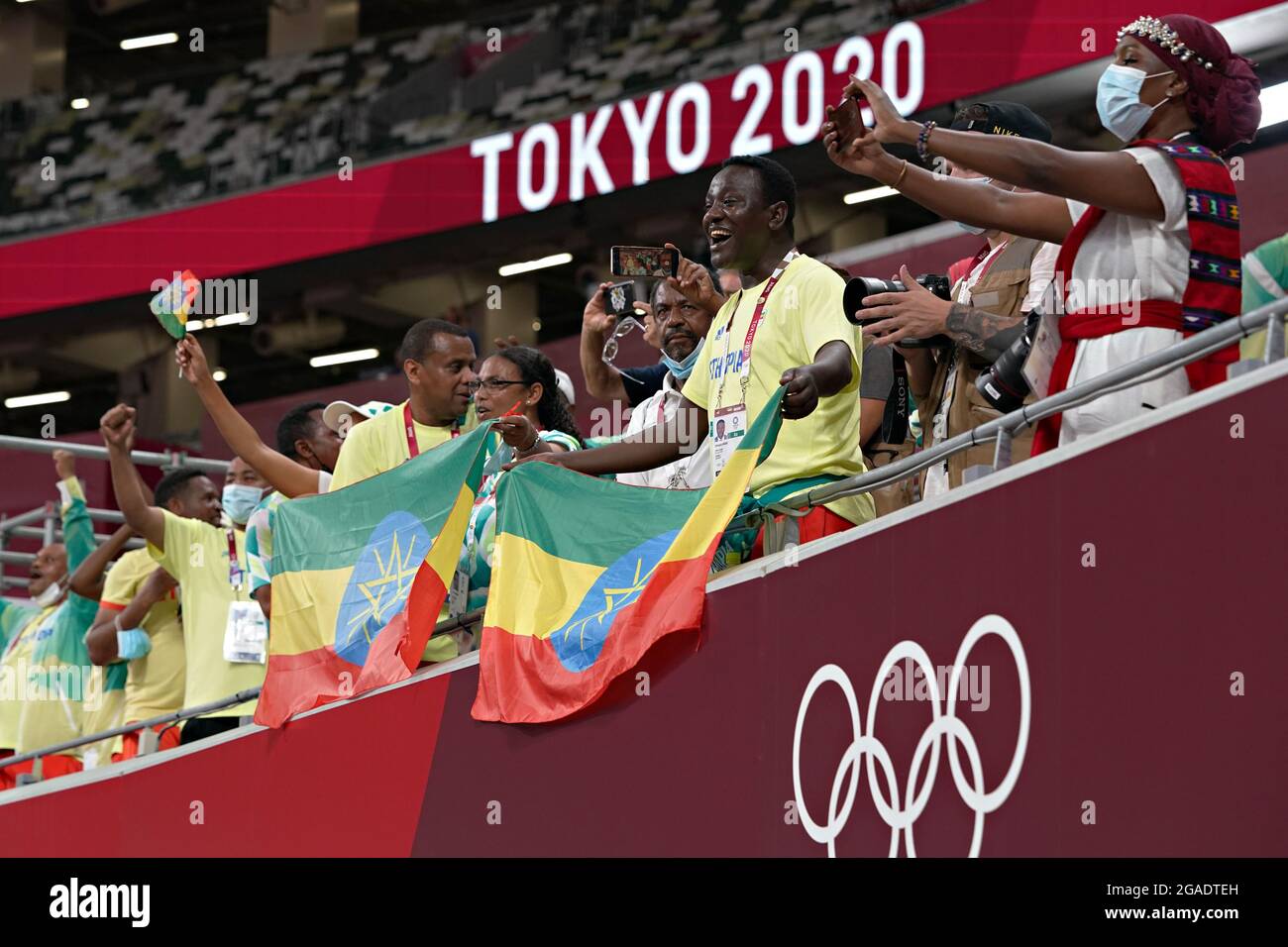 Tokio, Japan. Juli 2021. Äthiopische Athleten und Trainer feiern am Freitag, den 30. Juli 2021, den Goldmedaillengewinn von Teamkollege Selemon Barega im Leichtathletik-Finale der Männer über 10000 m im Olympiastadion bei den Olympischen Sommerspielen in Tokio, Japan. Selemon Barega aus Äthiopien gewann Gold, Joshua Cheptegei aus Uganda Silber und Jacob Kiplimo aus Uganda Bronze. Foto von Richard Ellis/UPI Credit: UPI/Alamy Live News Stockfoto