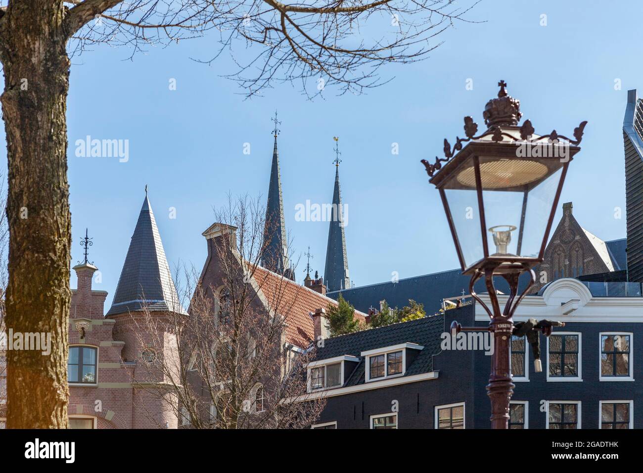 Giebelhäuser und De Krijtberg Kerk vom Herengracht Kanal aus gesehen, Amsterdam, Holland Stockfoto