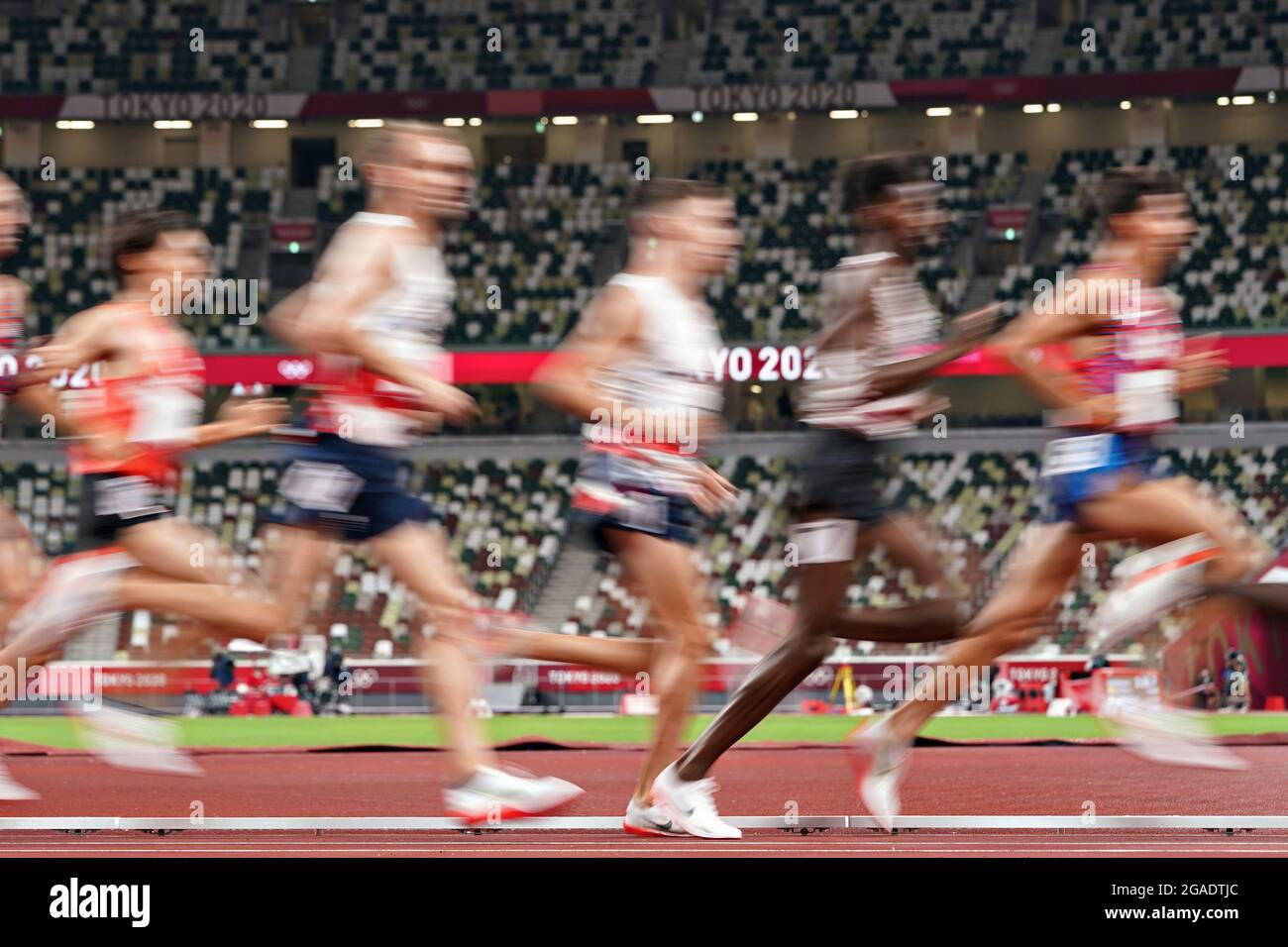 Tokio, Japan. Juli 2021. Läufer beim 10000-m-Finale der Männer im Olympiastadion bei den Olympischen Sommerspielen in Tokio, Japan, am Freitag, den 30. Juli 2021. Selemon Barega aus Äthiopien gewann Gold, Joshua Cheptegei aus Uganda Silber und Jacob Kiplimo aus Uganda Bronze. Foto von Richard Ellis/UPI Credit: UPI/Alamy Live News Stockfoto