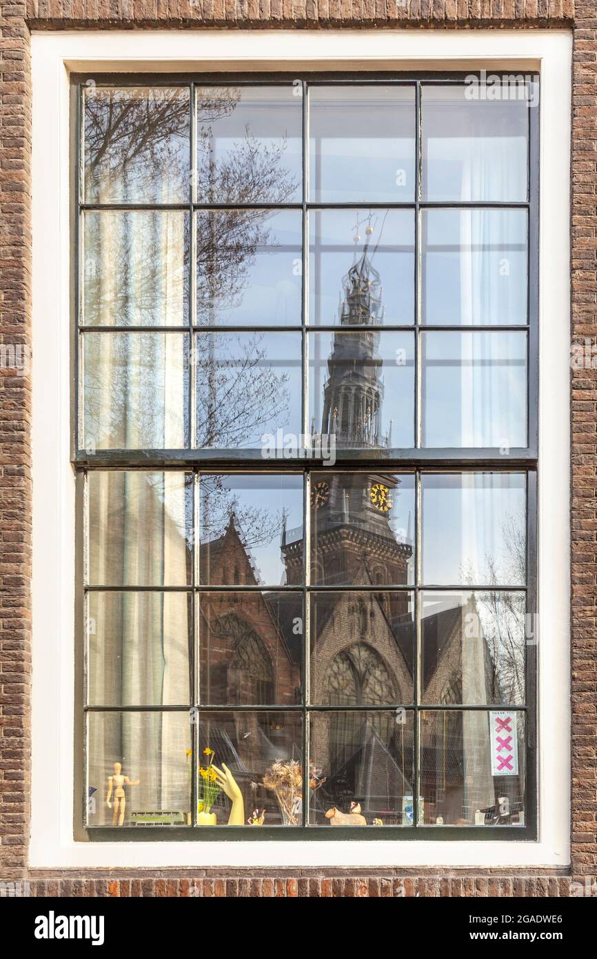 Oude Kerk spiegelt sich im Fenster, Amsterdam Stockfoto