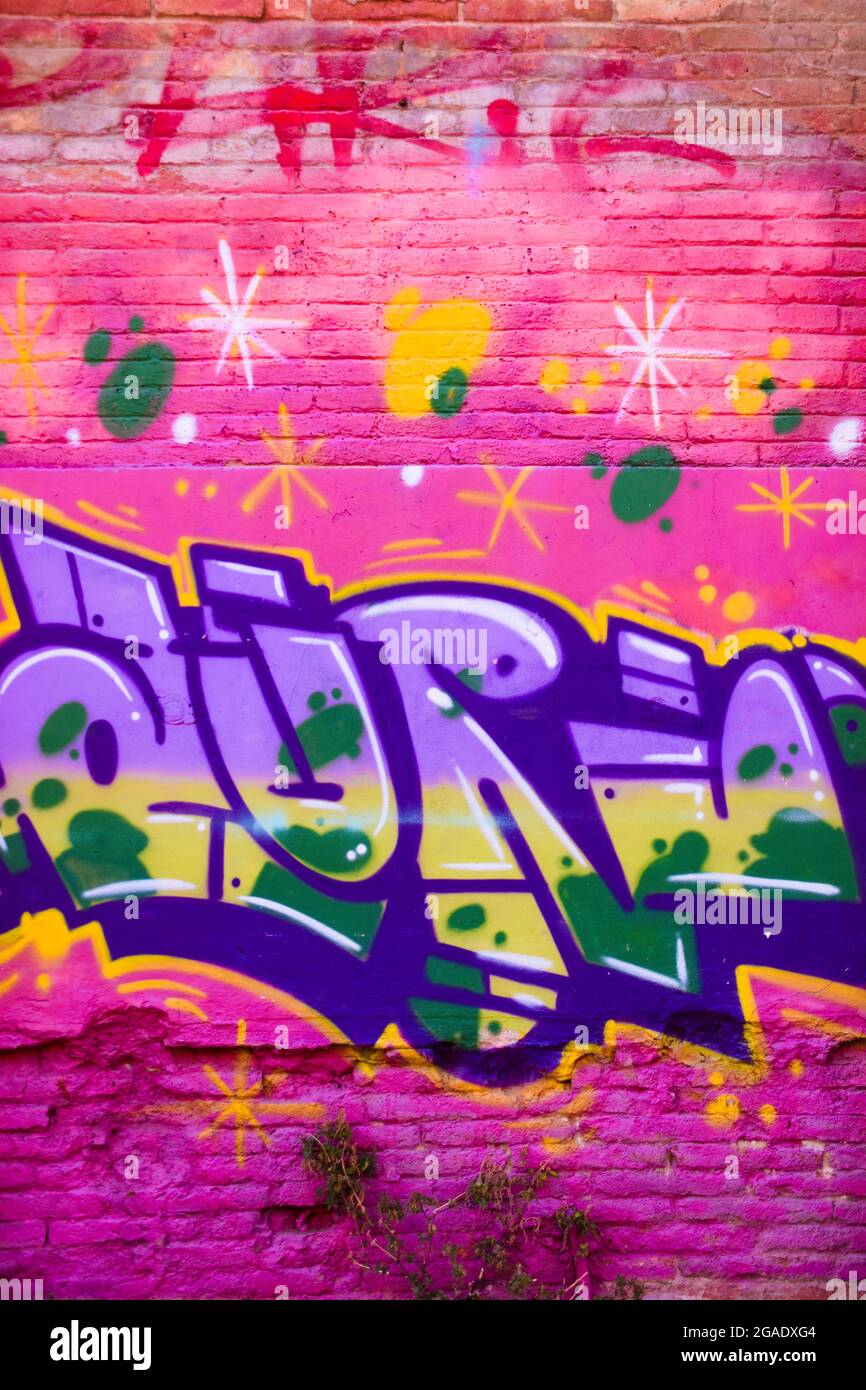 Street Art, Graffiti, Buchstaben auf rosa Hintergrund. Stockfoto