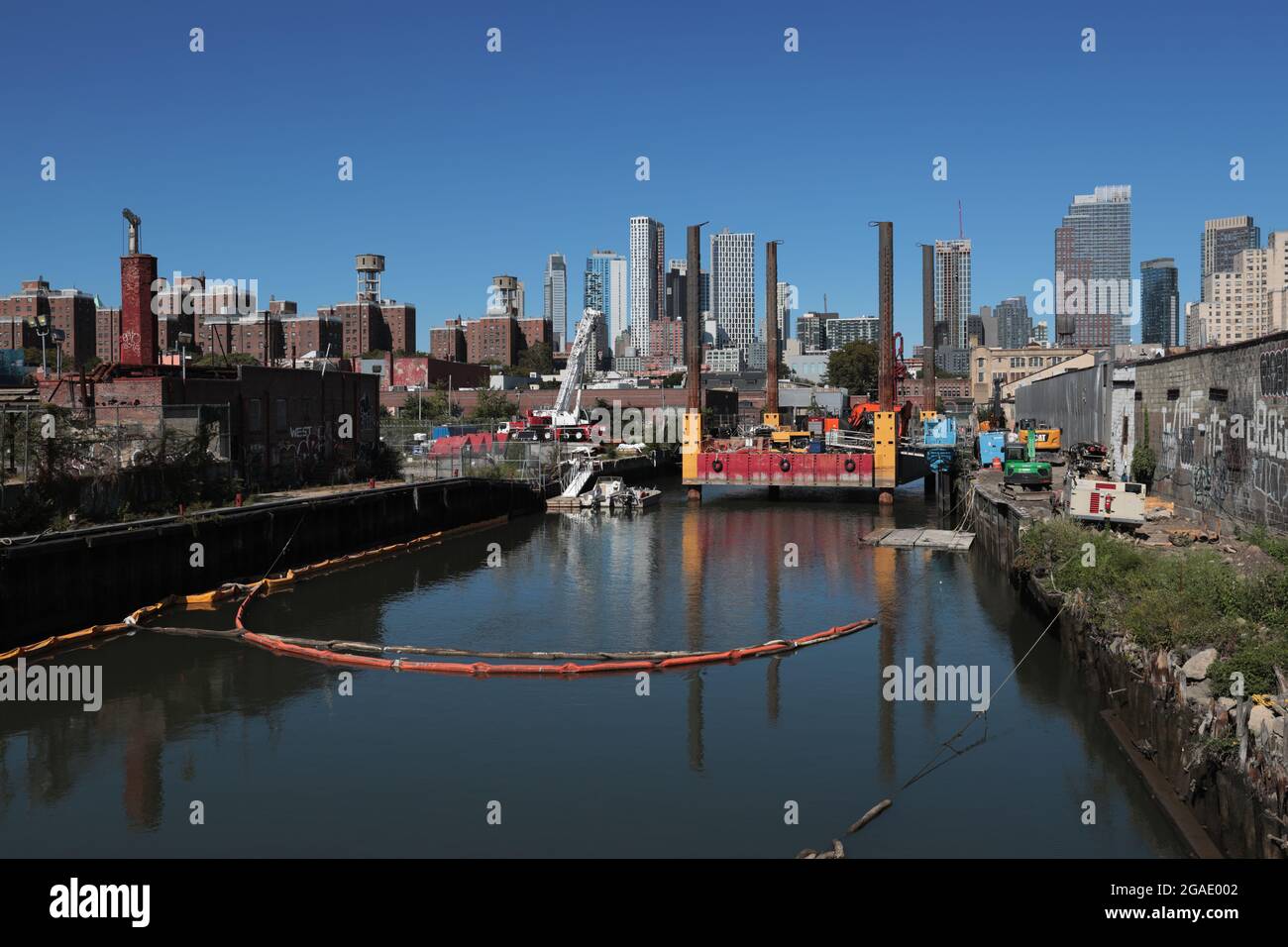 Gowanus-Kanal von der Union Street-Brücke in Brooklyn, New York. Der Gowanus-Kanal grenzt an die Viertel Red Hook, Carroll Gardens und Gowanu Stockfoto