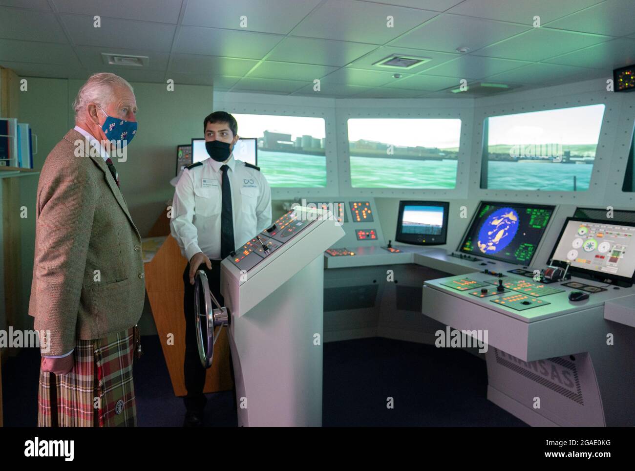 Der Prinz von Wales, der als Herzog von Rothesay bekannt ist, als er in Schottland während eines Besuchs des NAFC Marine College in Port Arthur, Scalloway, Shetland, war, um sich mit Mitarbeitern und Studenten zu treffen und am zweiten Tag eines zweitägigen Besuchs in Schottland den Naval-Simulator zu testen. Bilddatum: Freitag, 30. Juli 2021. Stockfoto