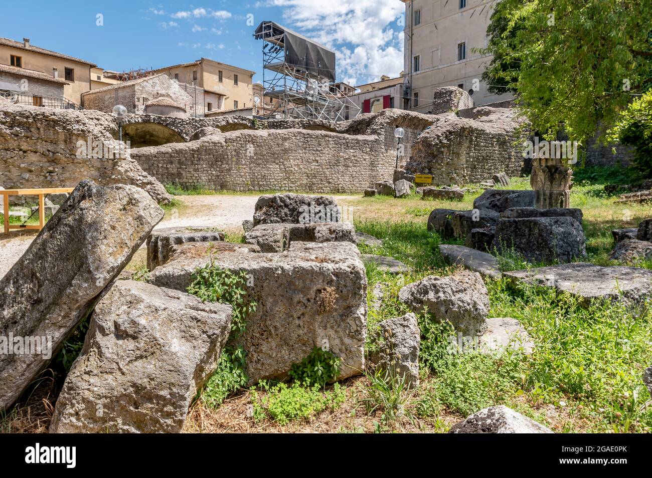 Die Ruinen des antiken römischen Theaters im historischen Zentrum von Spoleto, Italien Stockfoto