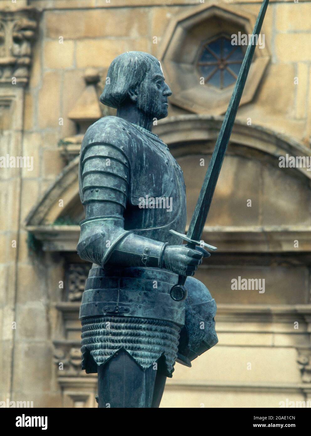 ESTATUA DEL PRIMER DUQUE DE BRAGANZA EN LA PLAZA DE CAMOES. Lage: AUSSEN. CHAVES. PORTUGAL. BRAGANZA ALFONSO DE. BRAGANZA DUQUE I. JUAN I DE PORTUGAL HIJO ILEGITIMO. Stockfoto