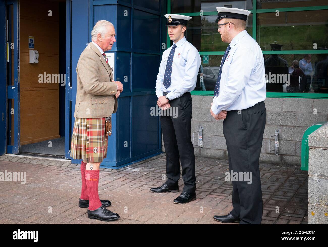 Der Prinz von Wales, der als Herzog von Rothesay in Schottland bekannt ist, trifft sich während eines Besuchs des NAFC Marine College in Port Arthur, Scalloway, Shetland, mit Vertretern der RNLI, um sich mit Mitarbeitern und Studenten zu treffen und den Naval-Simulator zu testen, Am zweiten Tag eines zweitägigen Besuchs in Schottland. Bilddatum: Freitag, 30. Juli 2021. Stockfoto