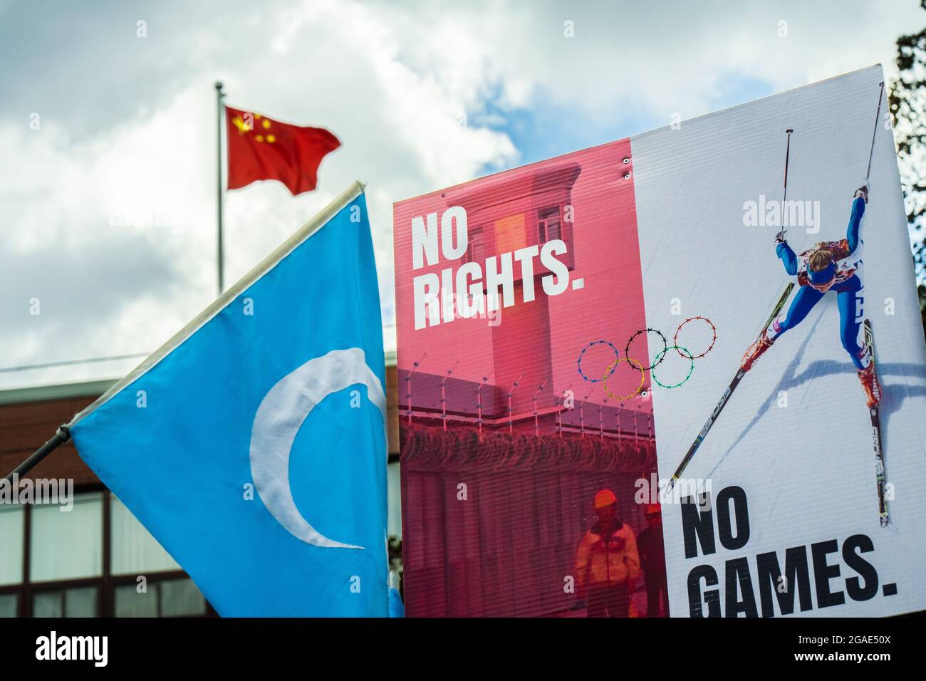 Demonstranten schwenken vor dem chinesischen Konsulat in Toronto eine ostturkestanische (uigurische) Flagge, als sie zu einem Boykott der Olympischen Spiele in Peking aufrufen. Stockfoto