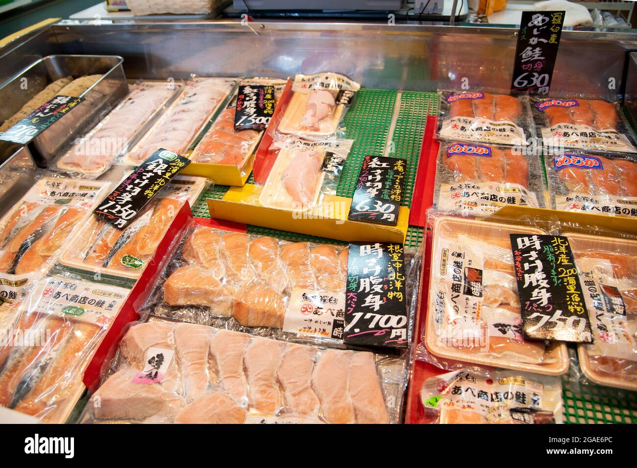 Rausu Fischfanghafen frische Ozeanprodukte in Rausu Stadt Seafood Shop in Hokkaido Island, Japan angezeigt. Aufgenommen auf der Hokkaido-Insel, Japan, im September, Stockfoto