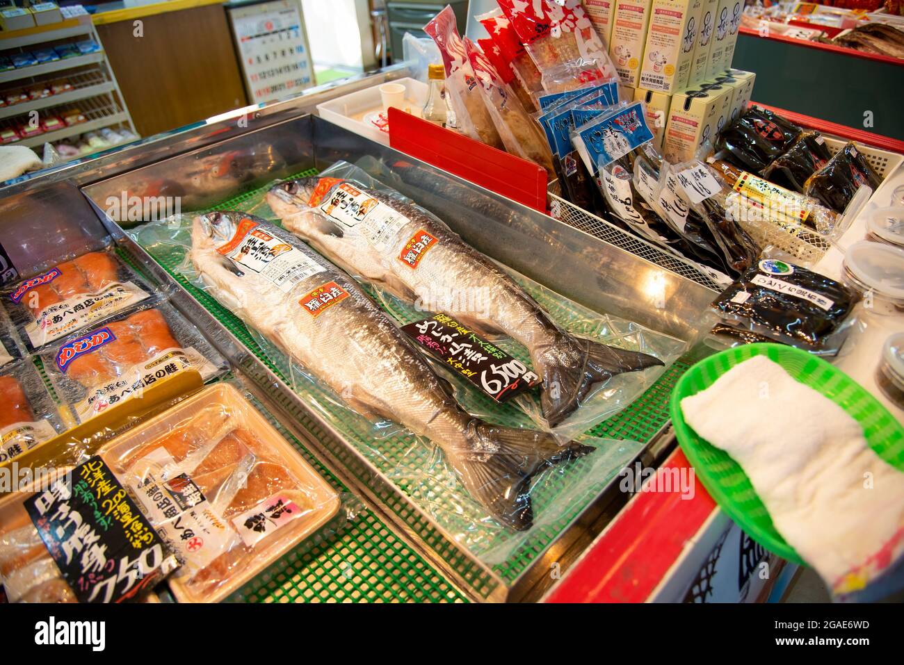 Rausu Fischfanghafen frische Ozeanprodukte in Rausu Stadt Seafood Shop in Hokkaido Island, Japan angezeigt. Aufgenommen auf der Hokkaido-Insel, Japan, im September, Stockfoto