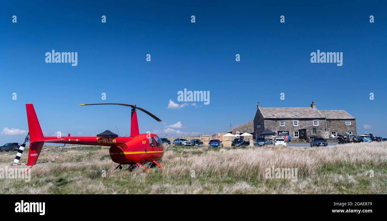 Helikopter im höchstgelegenen Pub Englands, dem Tan Hill Inn, North Yorkshire, Großbritannien. Stockfoto