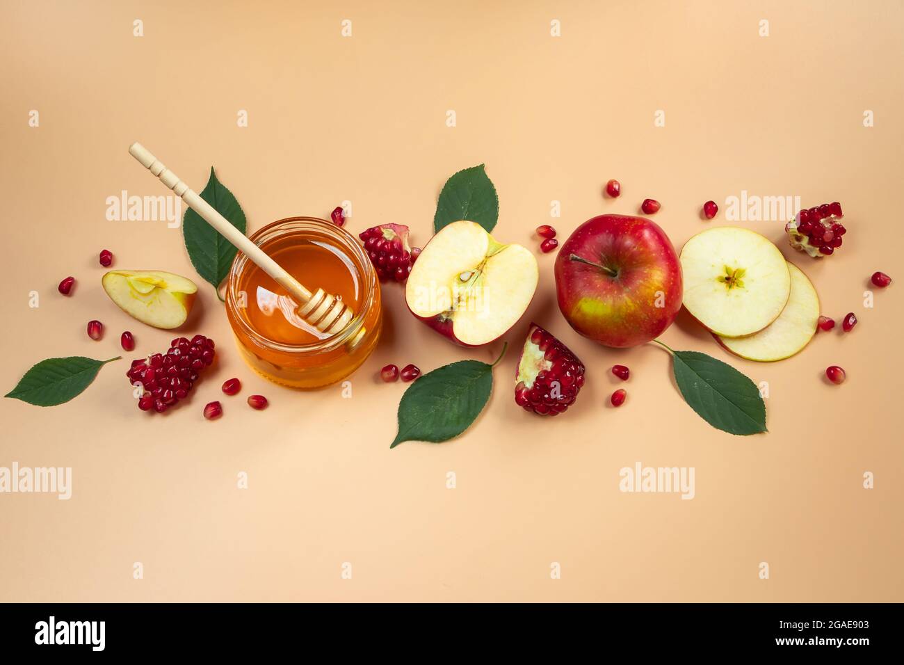 Traditioneller jüdischer Feiertag Neujahr. Happy Rosh Hashanah. Äpfel, Granatäpfel und Honig auf gelbem Hintergrund. Ort für Ihren Text. Stockfoto