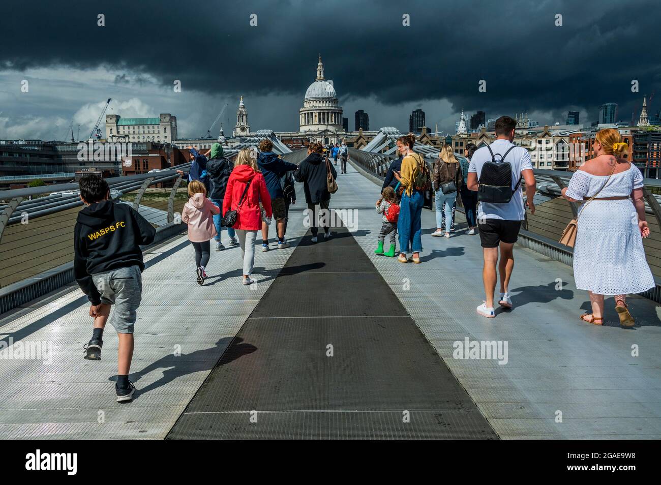 London, Großbritannien. Juli 2021. Sonnenschein und Duschen, unberechenbares Wetter auf der Millennium Bridge. Kredit: Guy Bell/Alamy Live Nachrichten Stockfoto