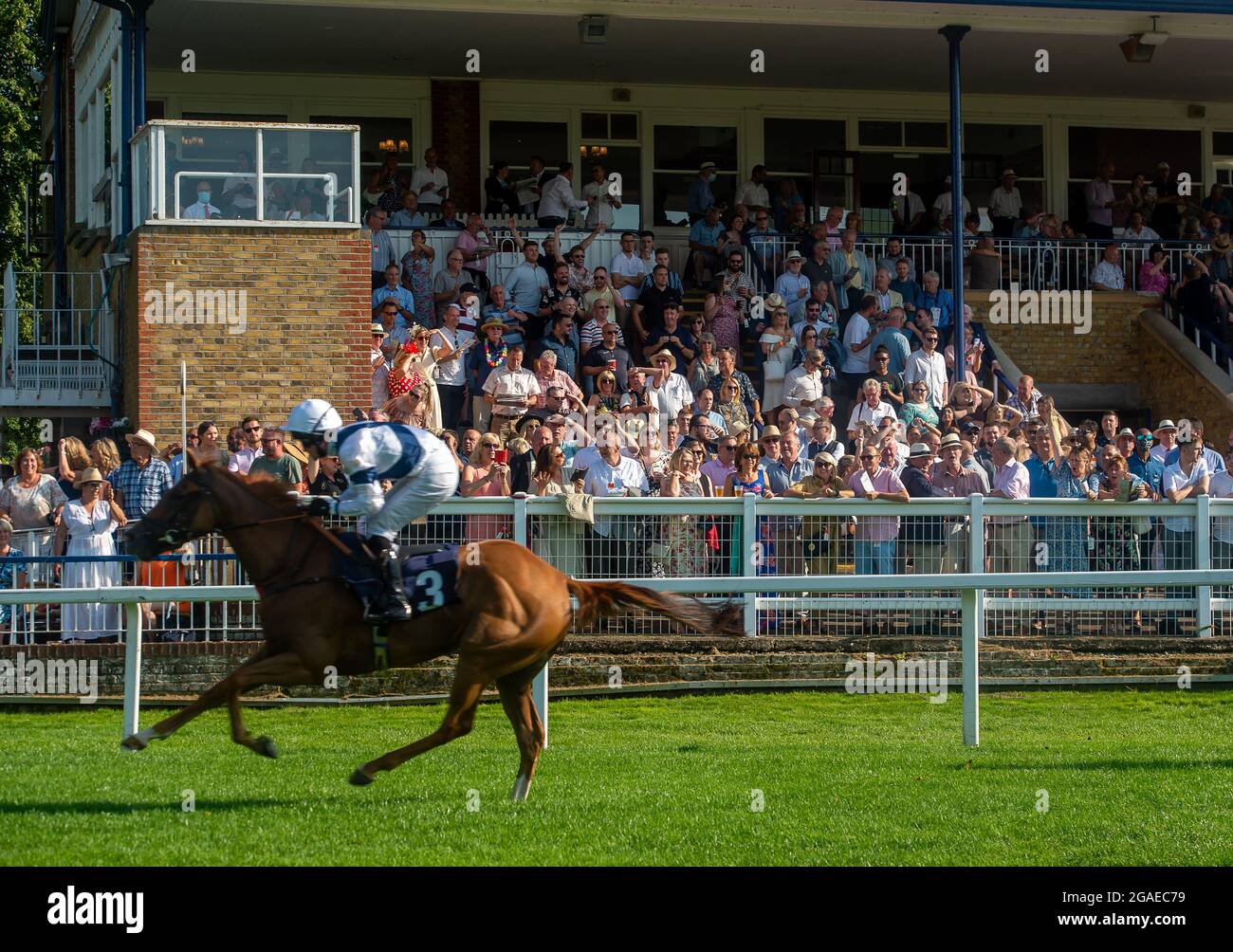 Windsor, Großbritannien. Juli 2021. Jockey Charlie Bennett wurde Dritter in der Free Tips Daily auf Attheraces.com Handicap Stakes auf dem Pferd Artemis Sky, das von Marcus Tregoning, Whistbury, trainiert wurde. Quelle: Maureen McLean/Alamy Stockfoto