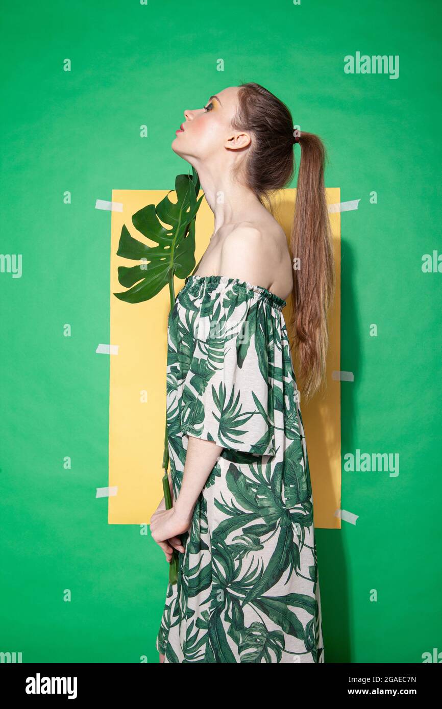 Junge Frau im Sommerkleid mit Blatt Stockfoto