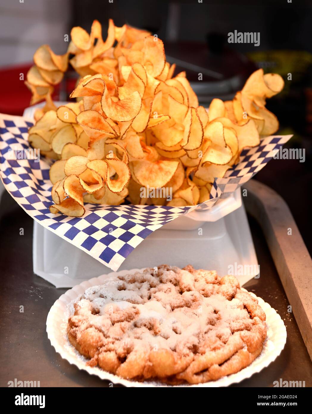 Lockige Kartoffelchips zum Verkauf an einem Outdoor-Festival-Food-Stand in Santa Fe, New Mexico. Stockfoto