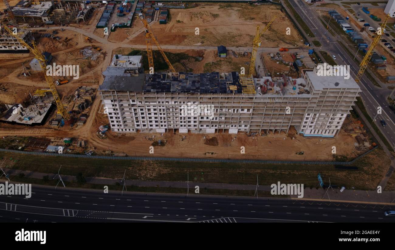 Baustelle für einen neuen Stadtblock. Die Bauarbeiten sind im Gange