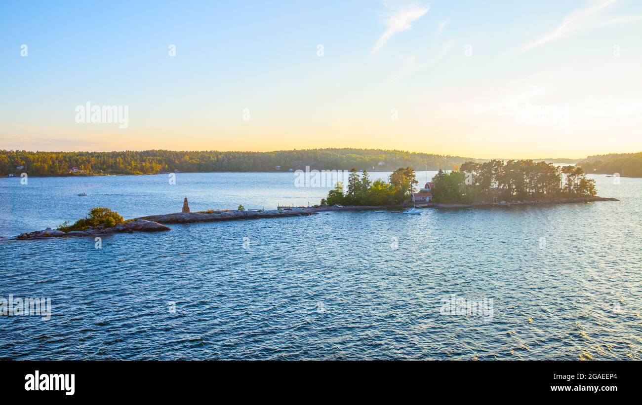 Skandinavische Wasserlandschaft. Panoramablick auf die Inseln im Stockholmer Archipel bei Sonnenuntergang, Schweden Stockfoto