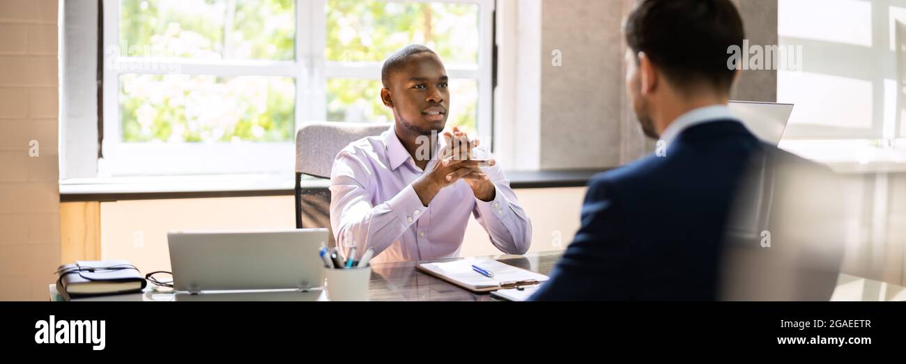 Interview Mit Dem Afroamerikanischen Business Manager. Rekrutierung Von Stellen Stockfoto