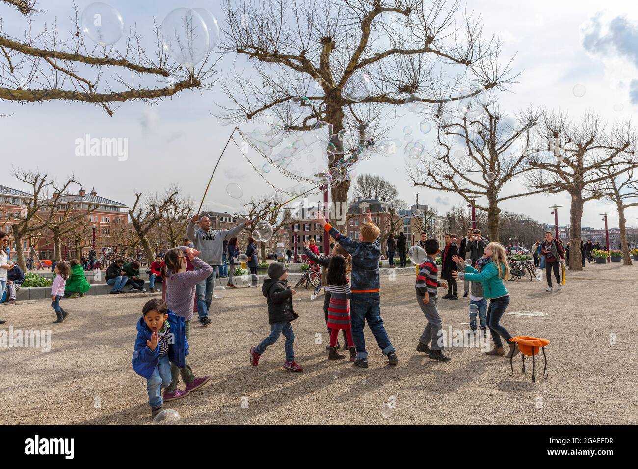 Kinder, die mit Seifenblasen spielen, spielen auf dem Museumsplatz in Amsterdam Stockfoto
