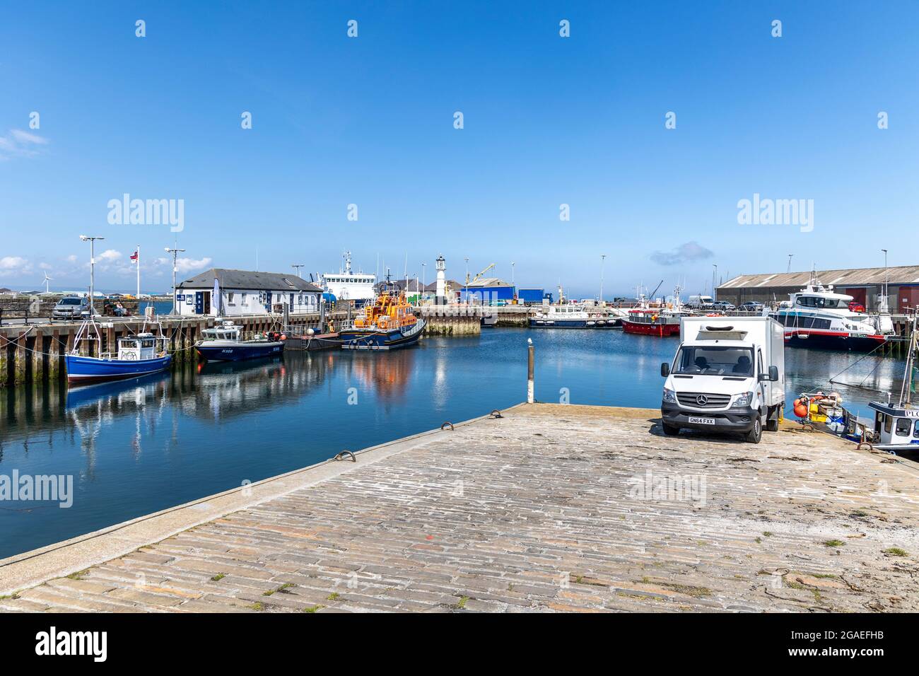 Kirkwall Harbour, Orkney. Die geografische Lage von Orkney bei 59 Grad Nord und auf den wichtigsten Schifffahrtsrouten aus dem Baltikum, der Nordsee, Stockfoto