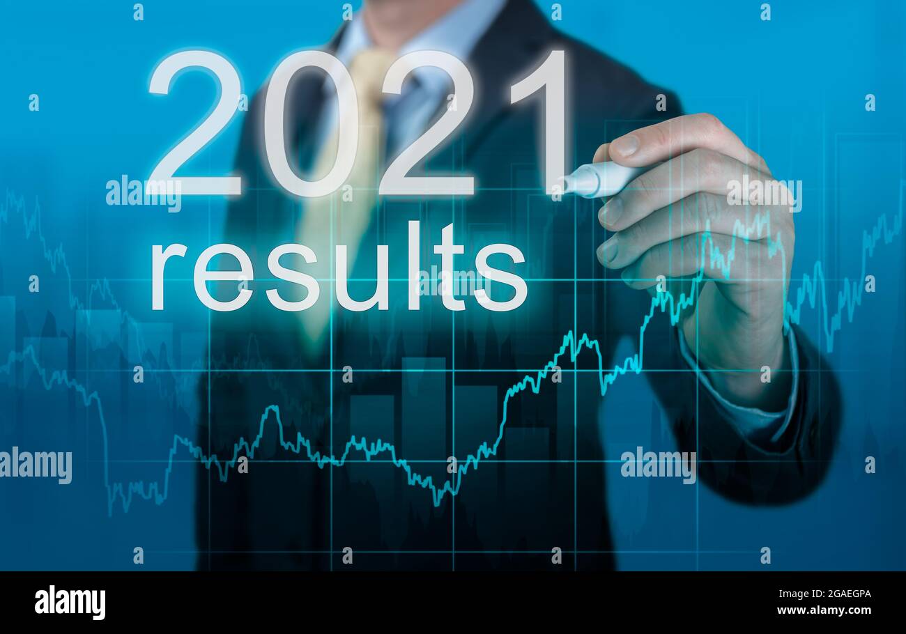 2021 Economic Results Review. Geschäftsmann schreibt 2021 Ergebnisse auf virtuellen Bildschirm. Letztes Jahr Überprüfung in der Wirtschaft. Wirtschaftliche Indikatoren, Überwindung der Krise Stockfoto