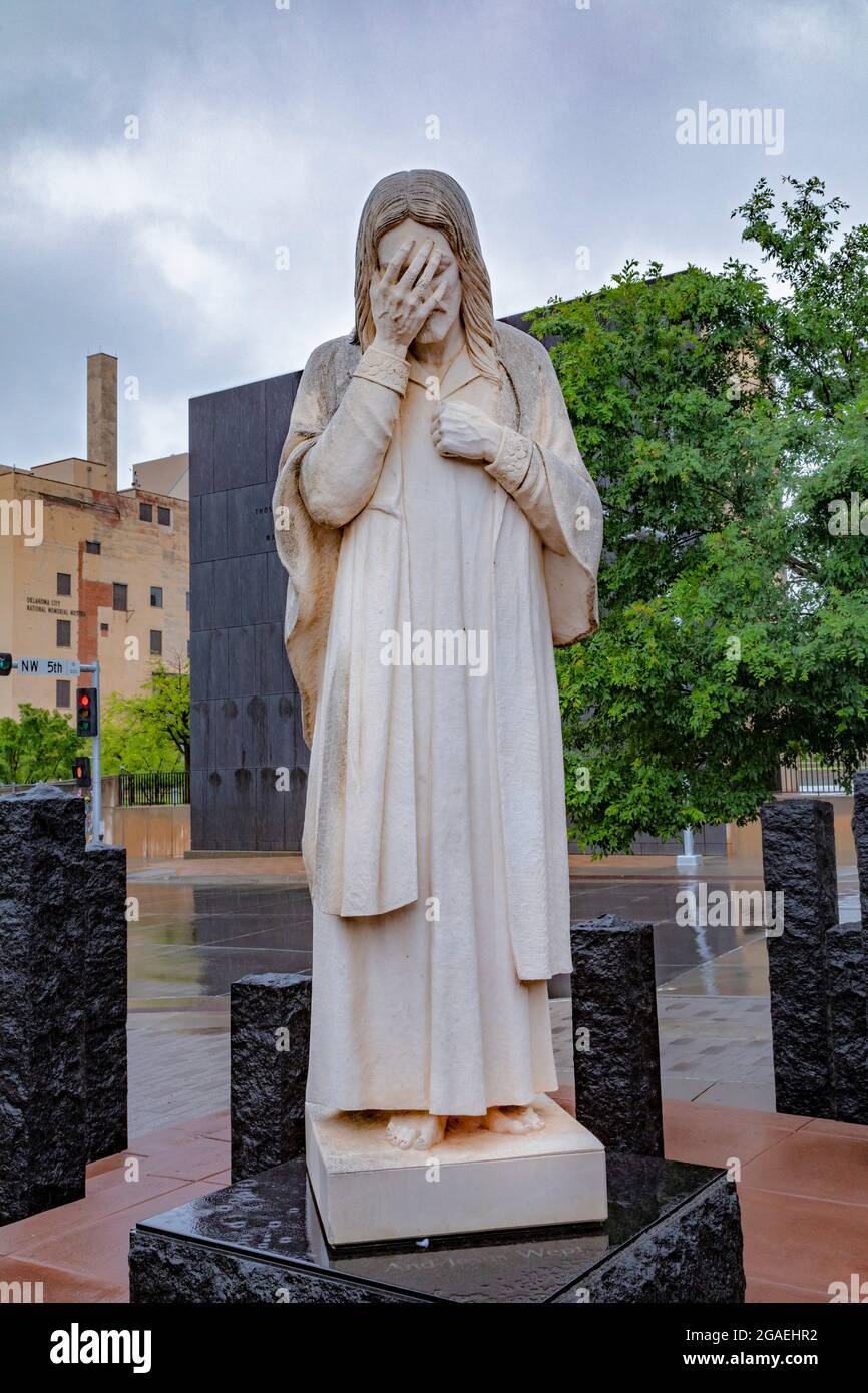 Oklahoma City, Oklahoma - „und Jesus weinten“, eine Skulptur, die von der Erzdiözese Oklahoma City gegenüber dem Oklahoma City National M aufgestellt wurde Stockfoto