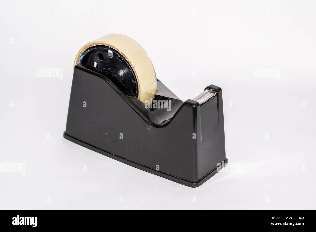 Klebeband mit Kunststoffspender auf weißem Hintergrund Stockfoto