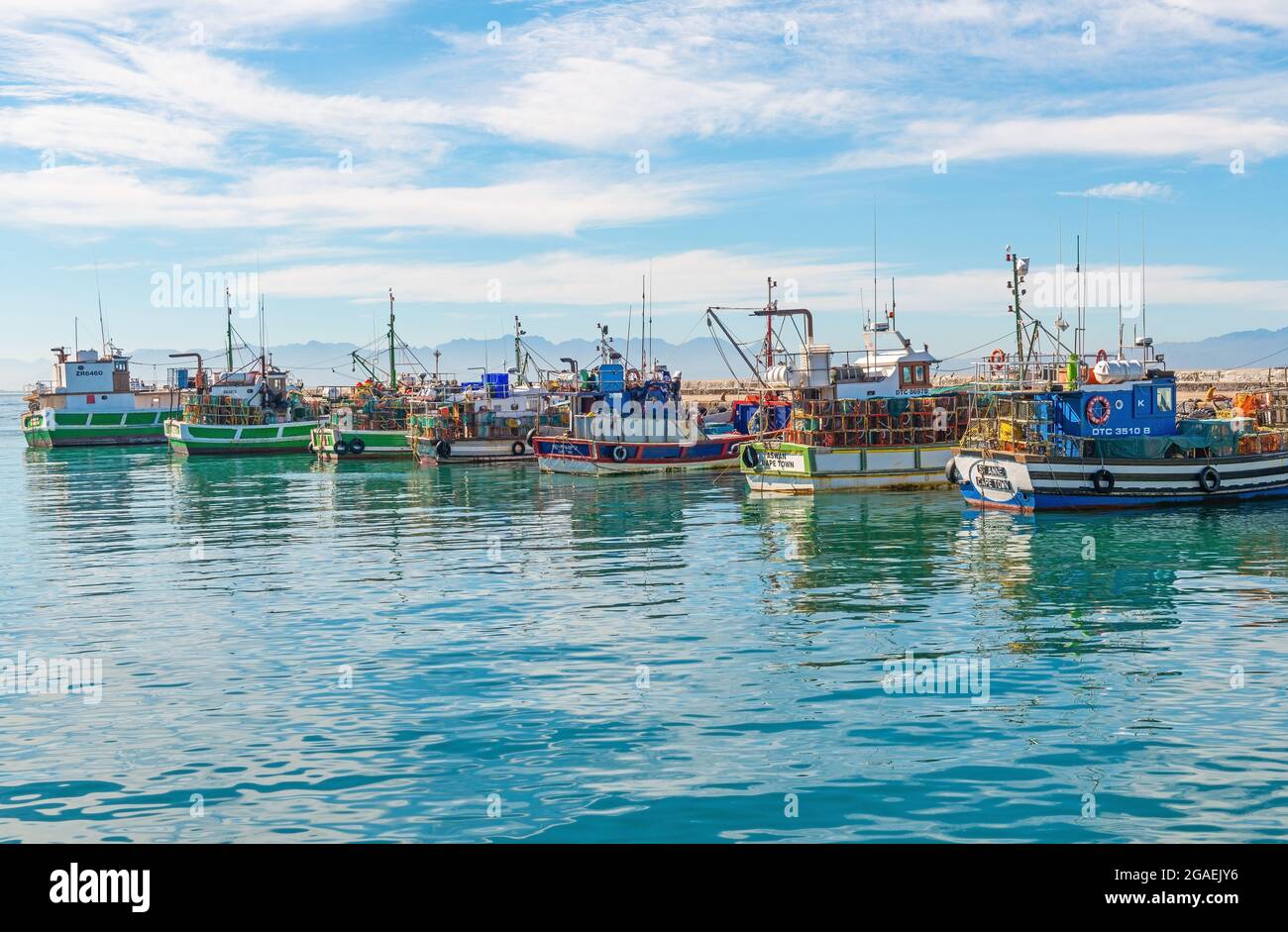 Fischerboote in Kalk Bay Hafen am Sommertag, Kapstadt, Südafrika. Stockfoto