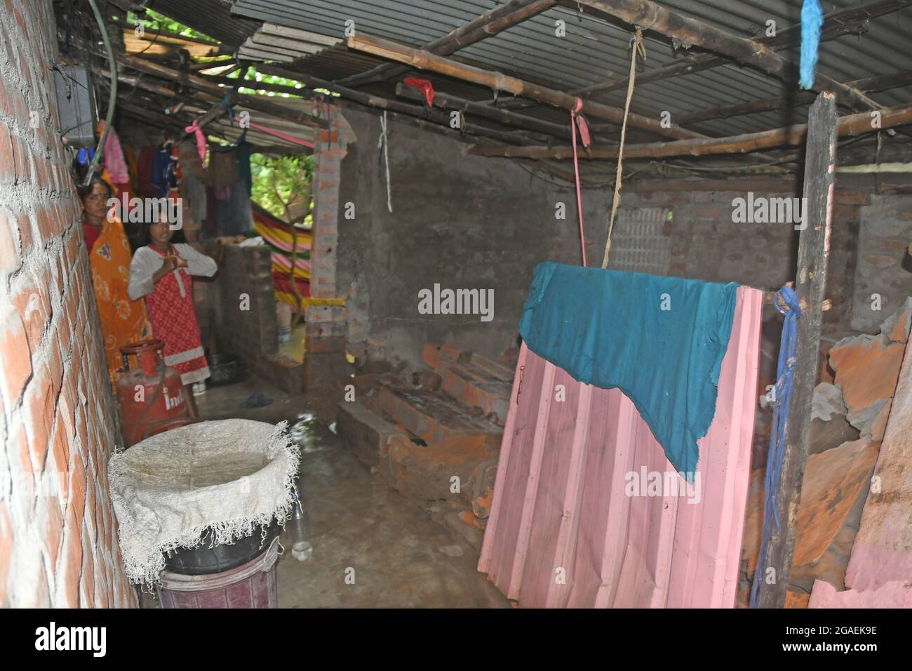 Purba Bardhaman District, Westbengalen / Indien : in der Stadt Burdwan sind seit Mittwoch während der unkontrollierten Regenfälle bis zu 40 Häuser eingestürzt. Stockfoto