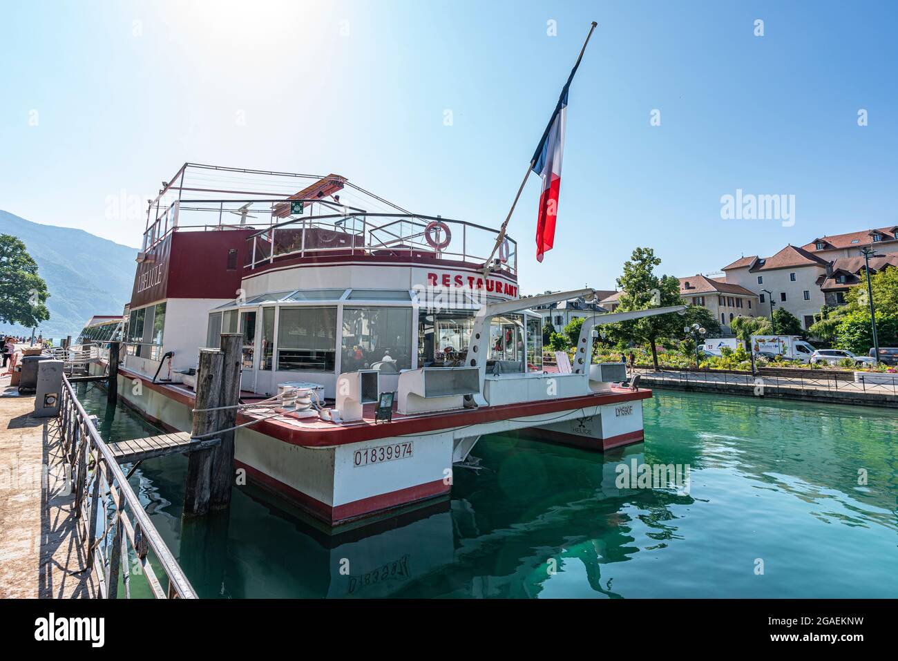 Das Boot Libellule ist ein Restaurant, das seine Dienste während der Navigation im Panorama-See von Annecy anbietet. Annecy, Frankreich Stockfoto
