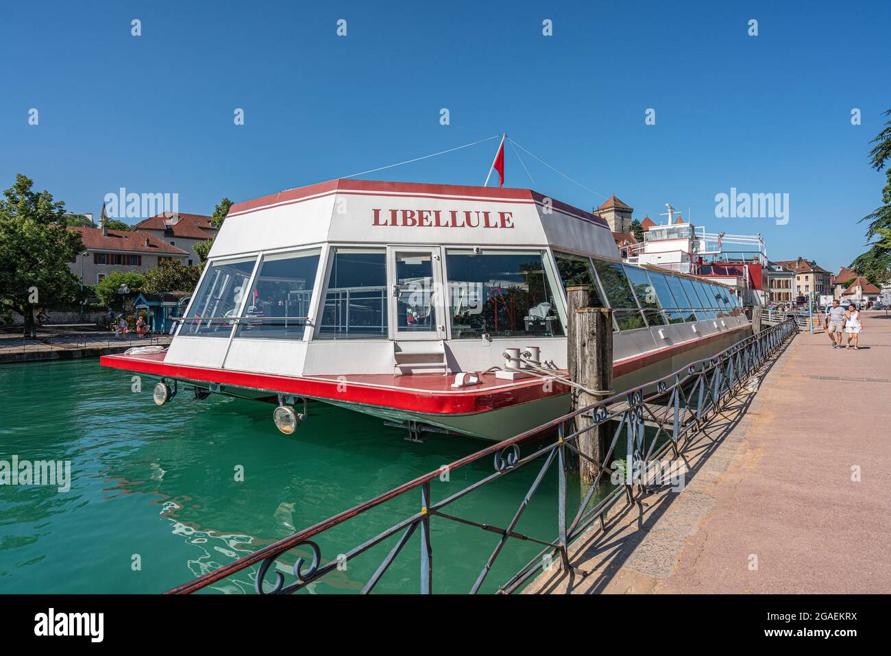 Das Boot Libellule ist ein Restaurant, das seine Dienste während der Navigation im Panorama-See von Annecy anbietet. Annecy, Frankreich Stockfoto