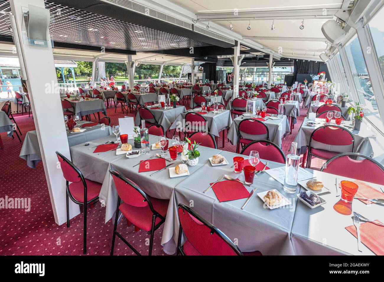 Das Boot Libellule ist ein Restaurant, das seine Dienste während der Navigation im Panorama-See von Annecy anbietet. Annecy, Frankreich Stockfoto
