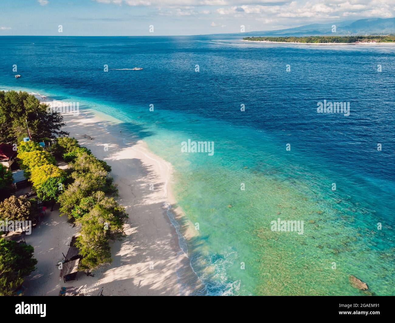Tropischer Strand und türkisfarbenes, ruhiges Meer. Luftaufnahme. Ein Paradies für Touristen Stockfoto