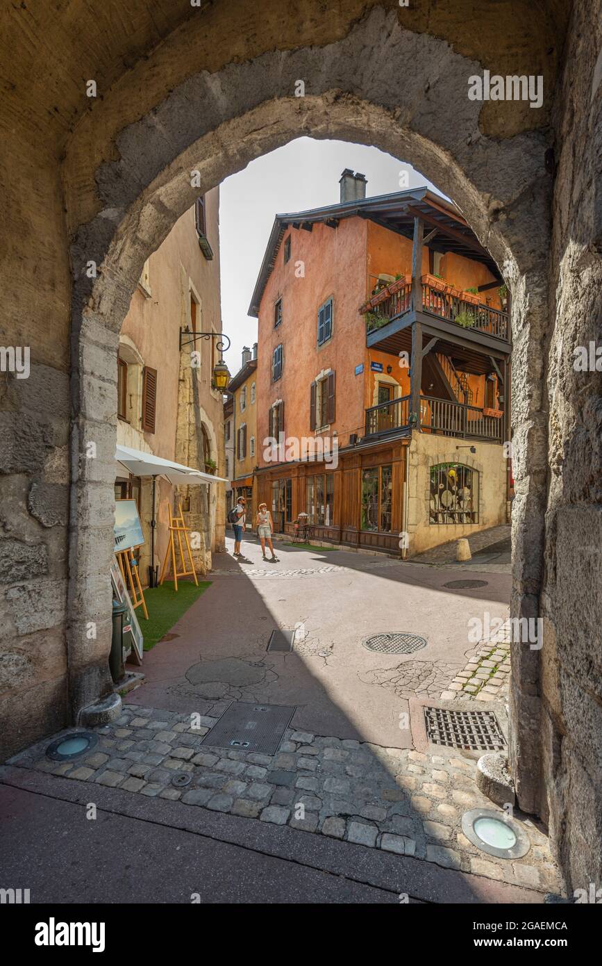 Porte Perrière ist einer der Eingänge zur historischen und antiken Stadt Annecy. Annecy, Département Savoie, Region Auvergne-Rhône-Alpes, Frankreich, EUR Stockfoto