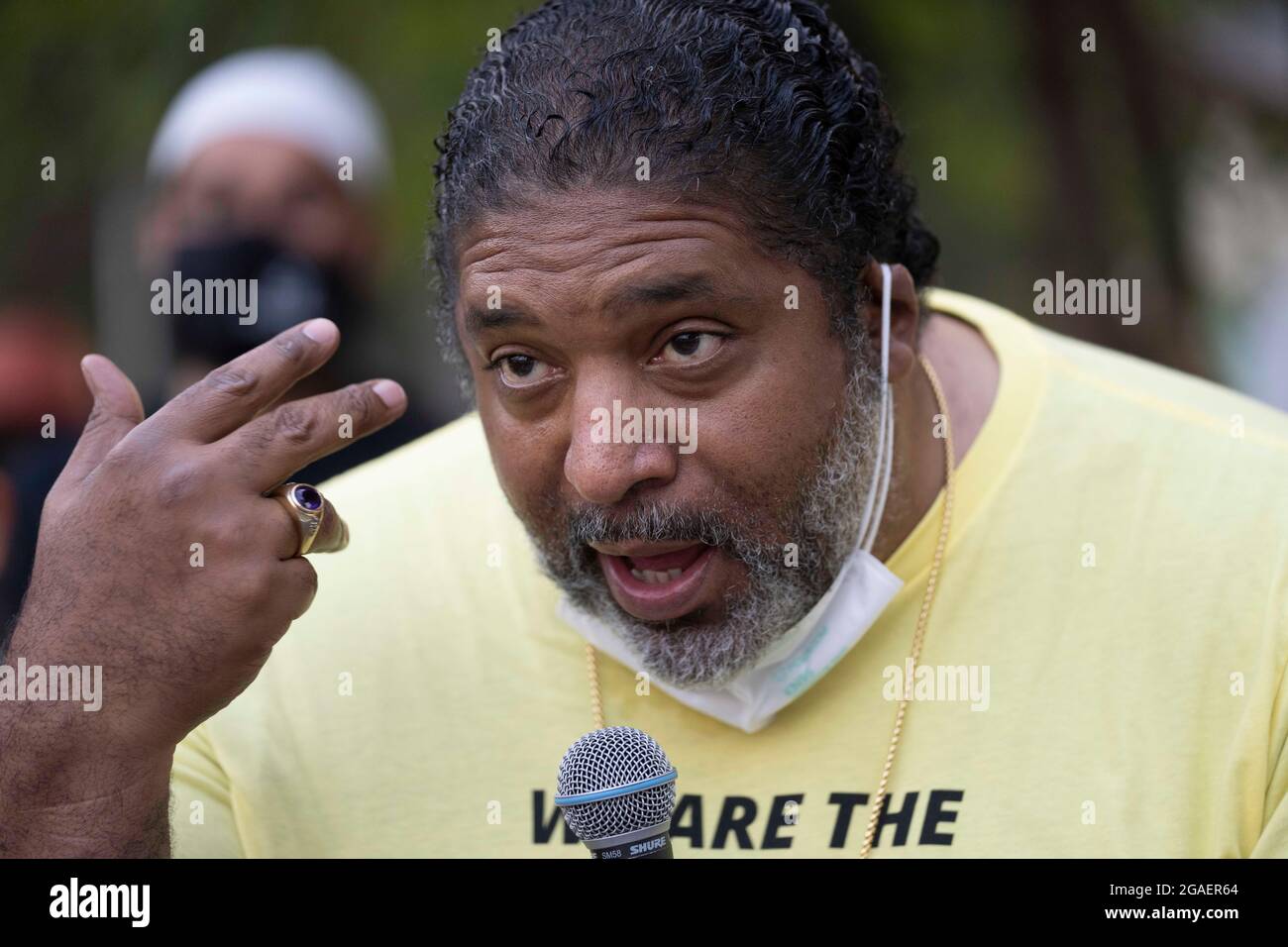 Austin Texas USA, 30. Juli 2021: Rev. William Barber II. Aus Goldsboro, N.C. spricht mit der Menge, während Wahlrechtsgruppen am dritten Tag einer 30-Meilen-Reise, die gegen die republikanischen Bemühungen zur Unterdrückung von Stimmen im ganzen Land und in Texas protestiert, aus dem Norden von Austin in Richtung Texas marschieren. Verschiebungen von Marschern handeln in dem Bemühen, die drückende Hitze von Texas zu bekämpfen. Kredit: Bob Daemmrich/Alamy Live Nachrichten Stockfoto