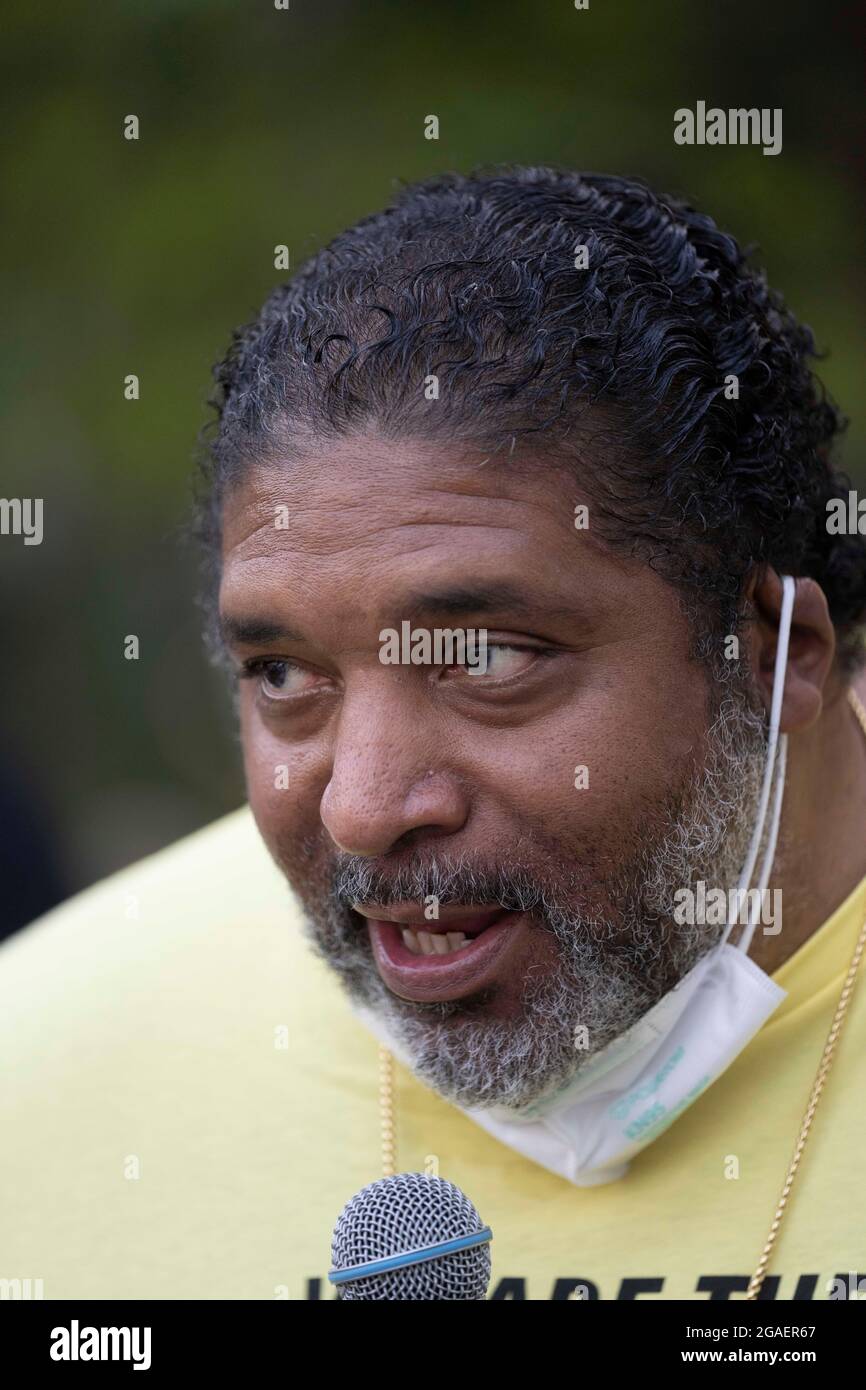 Austin Texas USA, 30. Juli 2021: Rev. William Barber II. Aus Goldsboro, N.C. spricht mit der Menge, während Wahlrechtsgruppen am dritten Tag einer 30-Meilen-Reise, die gegen die republikanischen Bemühungen zur Unterdrückung von Stimmen im ganzen Land und in Texas protestiert, aus dem Norden von Austin in Richtung Texas marschieren. Verschiebungen von Marschern handeln in dem Bemühen, die drückende Hitze von Texas zu bekämpfen. Kredit: Bob Daemmrich/Alamy Live Nachrichten Stockfoto