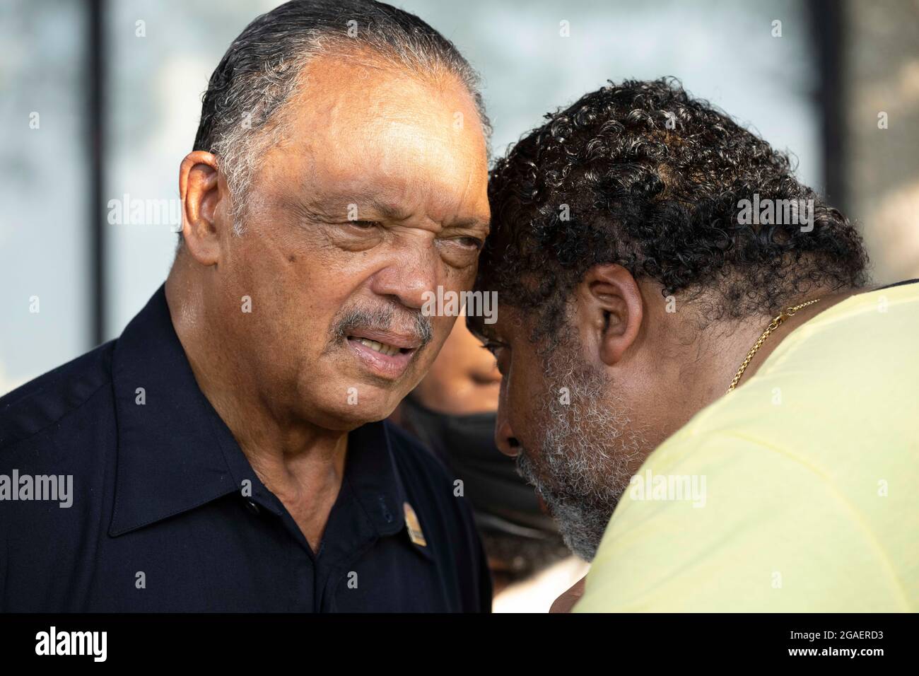 Austin, Texas, USA, 30. Juli 2021: Der Bürgerrechtler, Rev. Jesse Jackson, spricht mit Rev. William Barber II., während sie sich Wahlrechtlern auf einem marsch entlang einer Autobahn-Frontage in Richtung Texas Capitol aus Nord-Austin anschließen, am dritten Tag einer 30 Meilen langen Reise, die gegen die republikanischen Bemühungen zur Unterdrückung von Stimmen im ganzen Land protestiert In Texas. Verschiebungen von Marschern handeln in dem Bemühen, die drückende Hitze von Texas zu bekämpfen. Kredit: Bob Daemmrich/Alamy Live Nachrichten Stockfoto