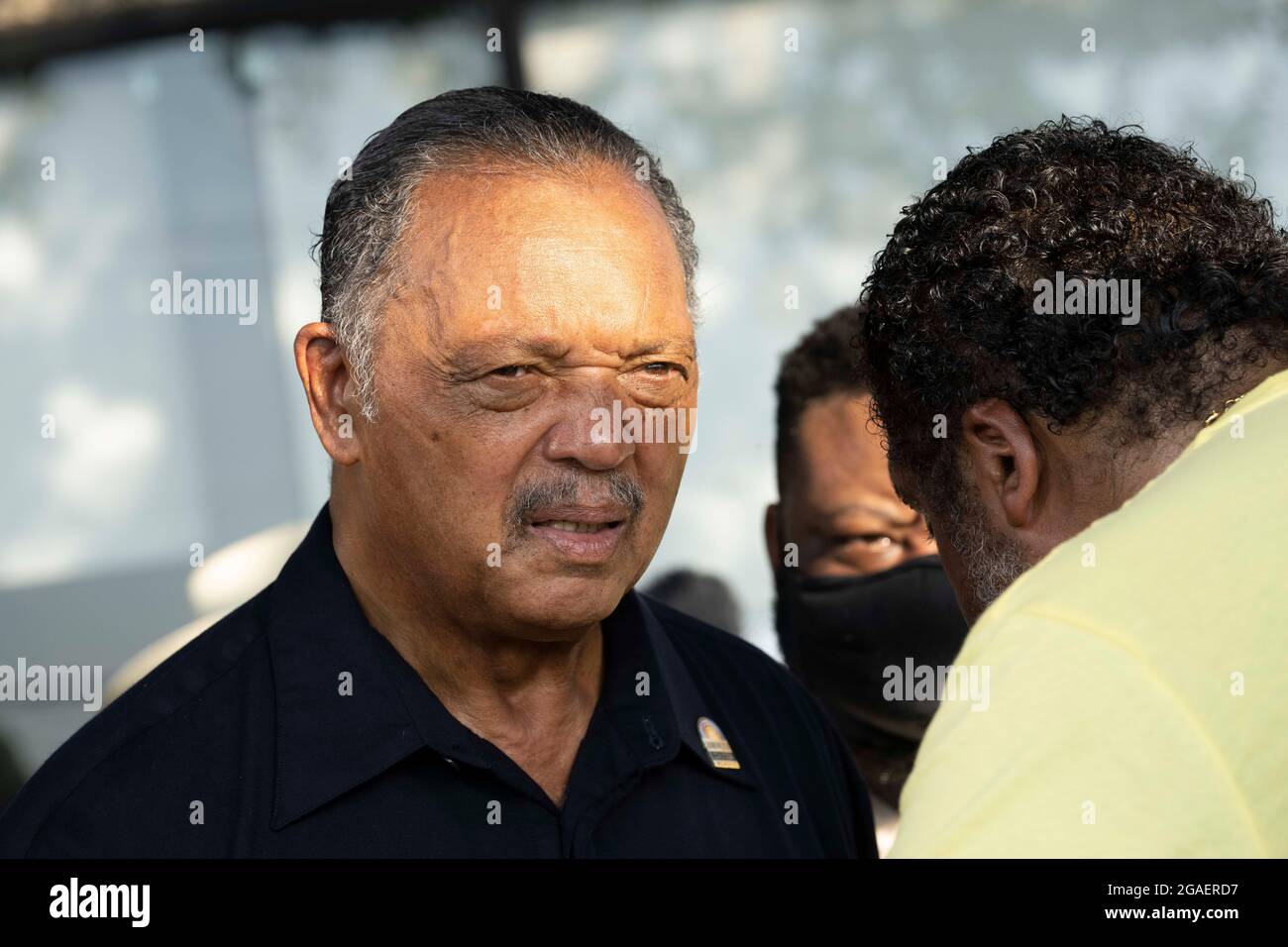 Austin, Texas, USA, 30. Juli 2021: Der Bürgerrechtler, Rev. Jesse Jackson, spricht mit Rev. William Barber II., während sie sich Wahlrechtlern auf einem marsch entlang einer Autobahn-Frontage in Richtung Texas Capitol aus Nord-Austin anschließen, am dritten Tag einer 30 Meilen langen Reise, die gegen die republikanischen Bemühungen zur Unterdrückung von Stimmen im ganzen Land protestiert In Texas. Verschiebungen von Marschern handeln in dem Bemühen, die drückende Hitze von Texas zu bekämpfen. Kredit: Bob Daemmrich/Alamy Live Nachrichten Stockfoto