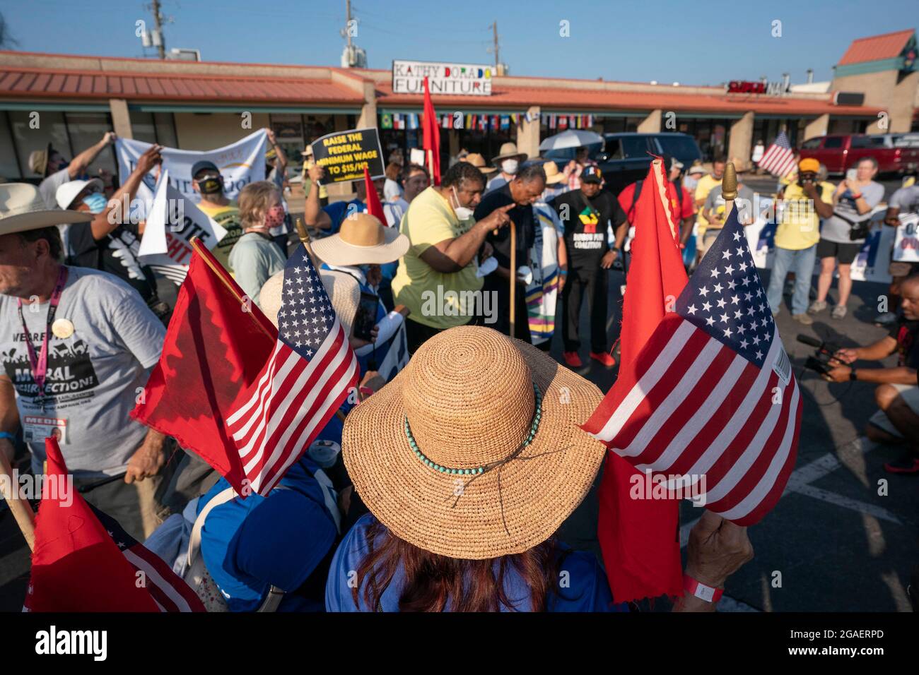 Austin, Texas, USA, 30. Juli 2021: Wahlrechtler versammeln sich um Rev. William Barber II. Vor dem dritten Tag ihres marsches entlang einer Autobahn-Frontage in Richtung Texas Capitol aus Nord-Austin. Die Gruppe befand sich inmitten einer dreitägigen, 30 Meilen langen Reise, um gegen die republikanischen Bemühungen zur Unterdrückung von Stimmen im ganzen Land und in Texas zu protestieren. Verschiebungen von Marschern handeln in dem Bemühen, die drückende Hitze von Texas zu bekämpfen. Kredit: Bob Daemmrich/Alamy Live Nachrichten Stockfoto