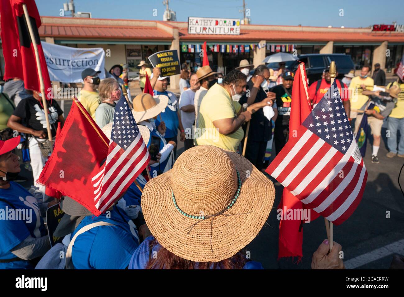 Austin, Texas, USA, 30. Juli 2021: Wahlrechtler versammeln sich um Rev. William Barber II. Vor dem dritten Tag ihres marsches entlang einer Autobahn-Frontage in Richtung Texas Capitol aus Nord-Austin. Die Gruppe befand sich inmitten einer dreitägigen, 30 Meilen langen Reise, um gegen die republikanischen Bemühungen zur Unterdrückung von Stimmen im ganzen Land und in Texas zu protestieren. Verschiebungen von Marschern handeln in dem Bemühen, die drückende Hitze von Texas zu bekämpfen. Kredit: Bob Daemmrich/Alamy Live Nachrichten Stockfoto