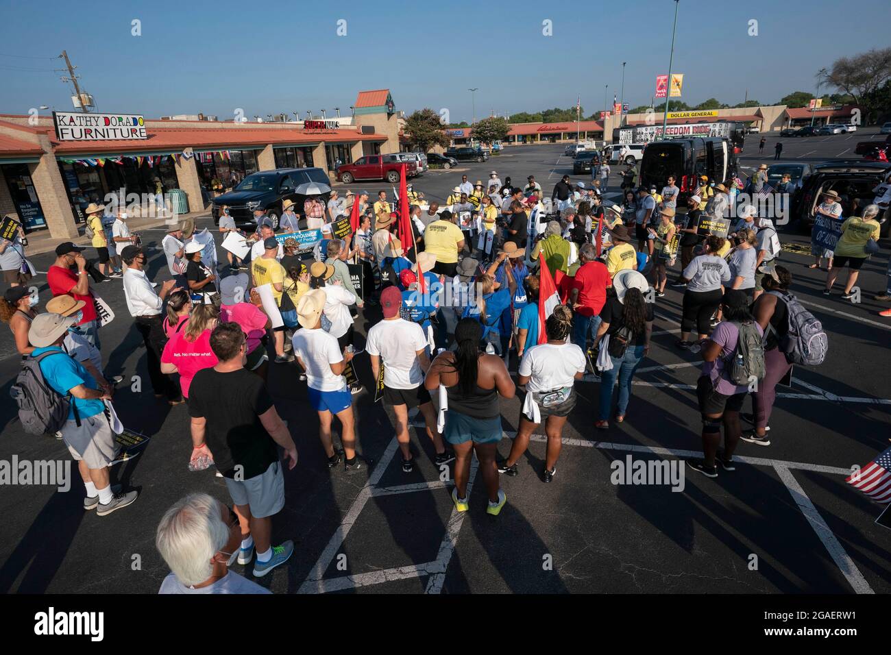 Austin, Texas, USA, 30. Juli 2021: Wahlrechtler versammeln sich um Rev. William Barber II. Vor dem dritten Tag ihres marsches entlang einer Autobahn-Frontage in Richtung Texas Capitol aus Nord-Austin. Die Gruppe befand sich inmitten einer dreitägigen, 30 Meilen langen Reise, um gegen die republikanischen Bemühungen zur Unterdrückung von Stimmen im ganzen Land und in Texas zu protestieren. Verschiebungen von Marschern handeln in dem Bemühen, die drückende Hitze von Texas zu bekämpfen. Kredit: Bob Daemmrich/Alamy Live Nachrichten Stockfoto